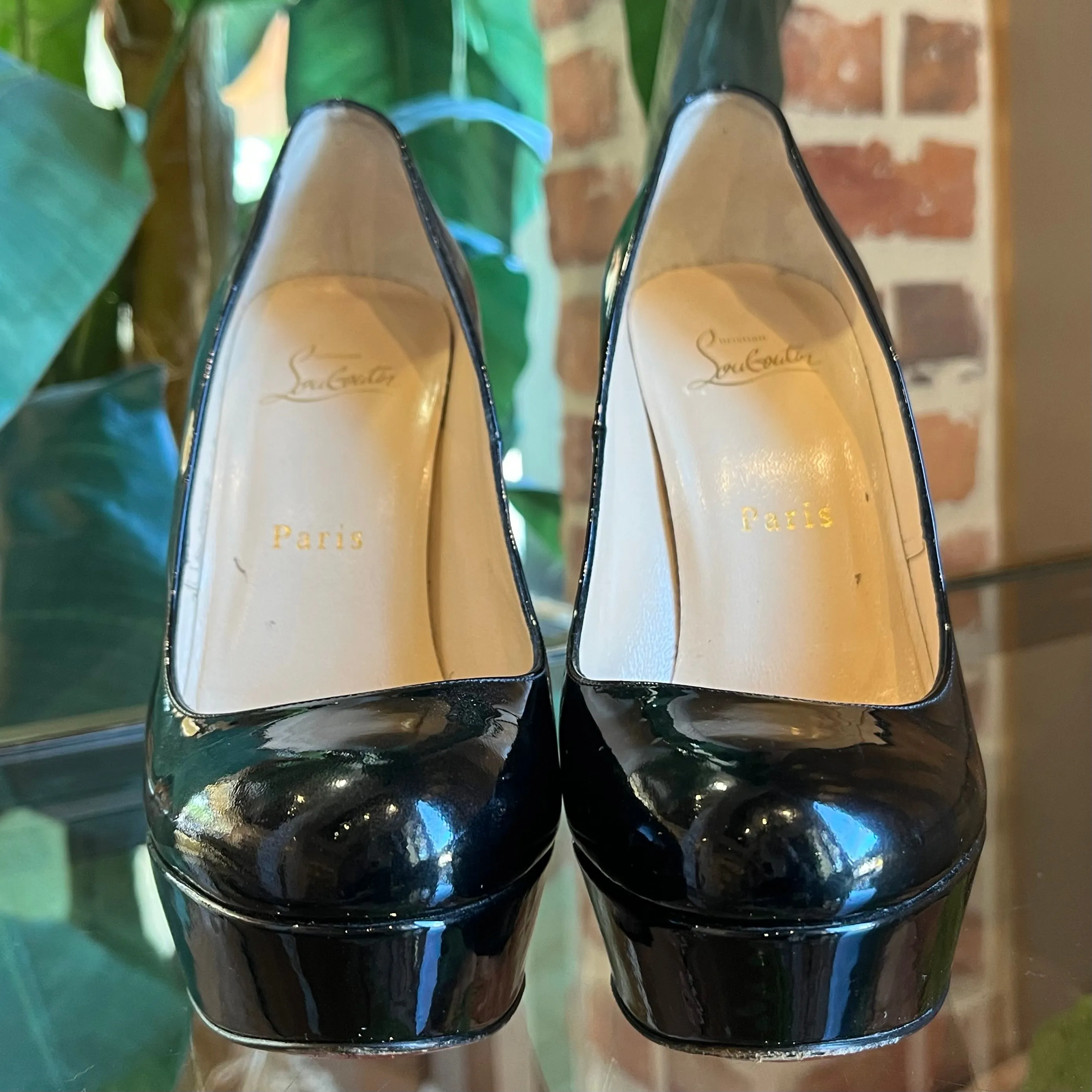 CHRISTIAN LOUBOUTIN Black Patent Leather Bianca Pumps SZ37.5(7.5US)