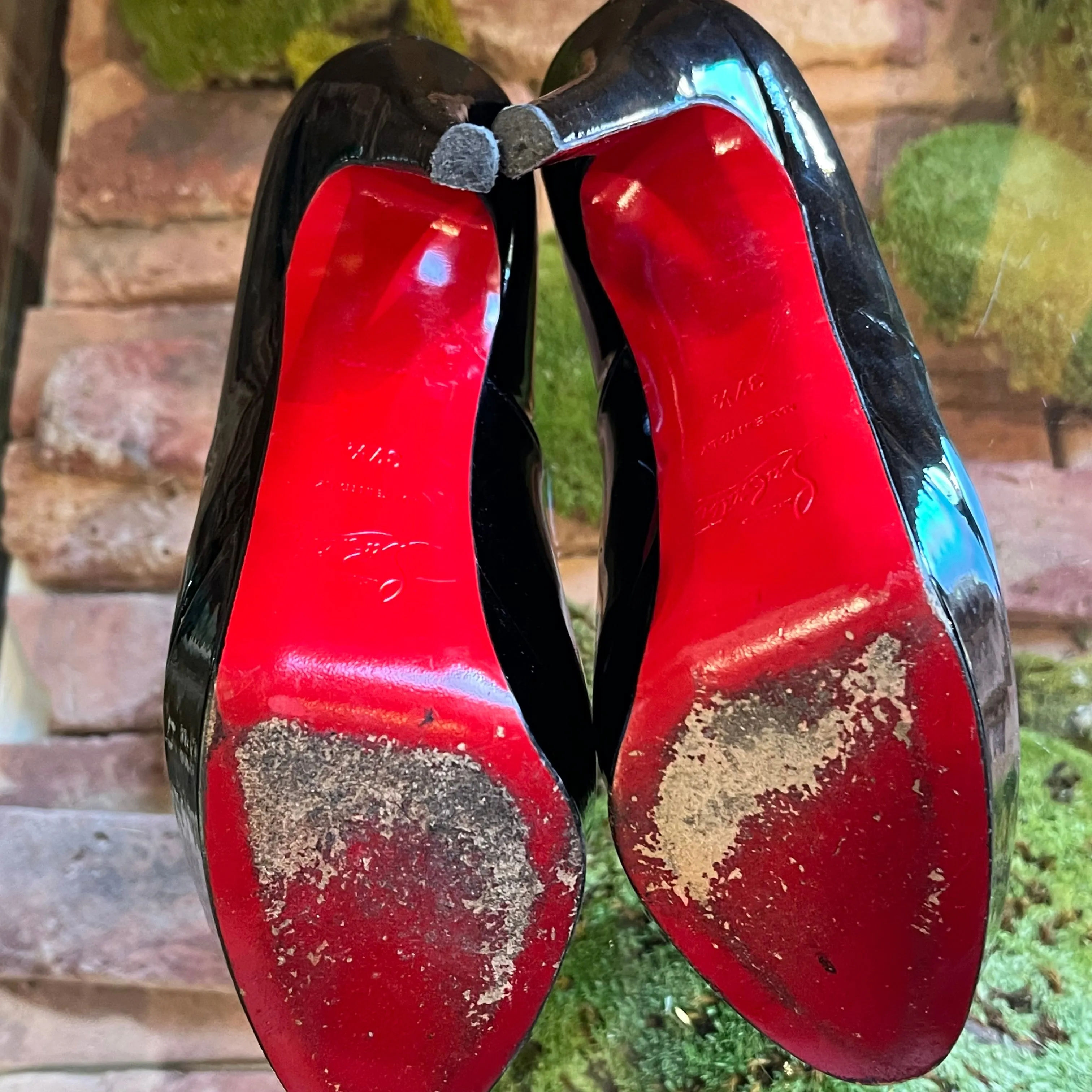 CHRISTIAN LOUBOUTIN Black Patent Leather Bianca Pumps SZ37.5(7.5US)