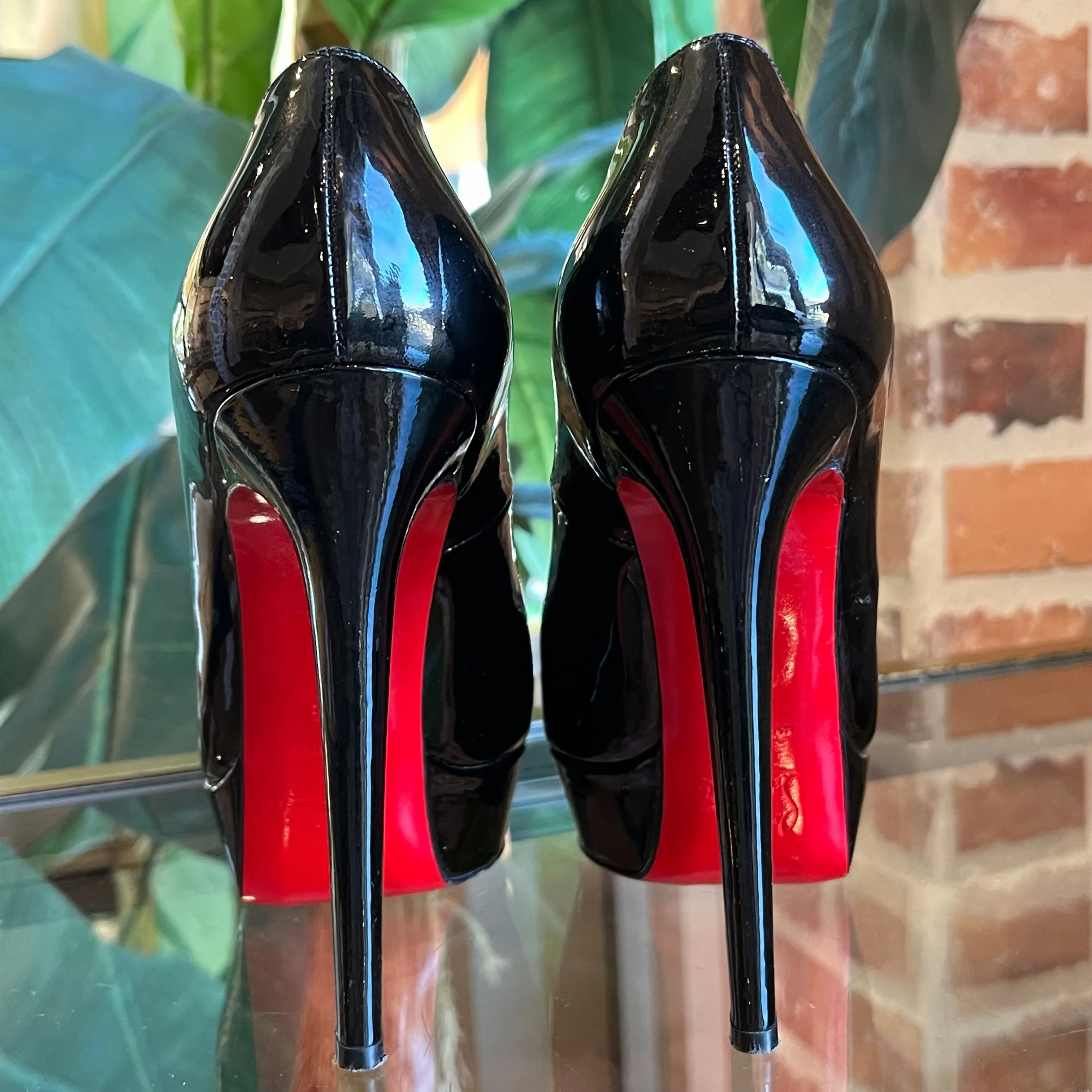 CHRISTIAN LOUBOUTIN Black Patent Leather Bianca Pumps SZ37.5(7.5US)