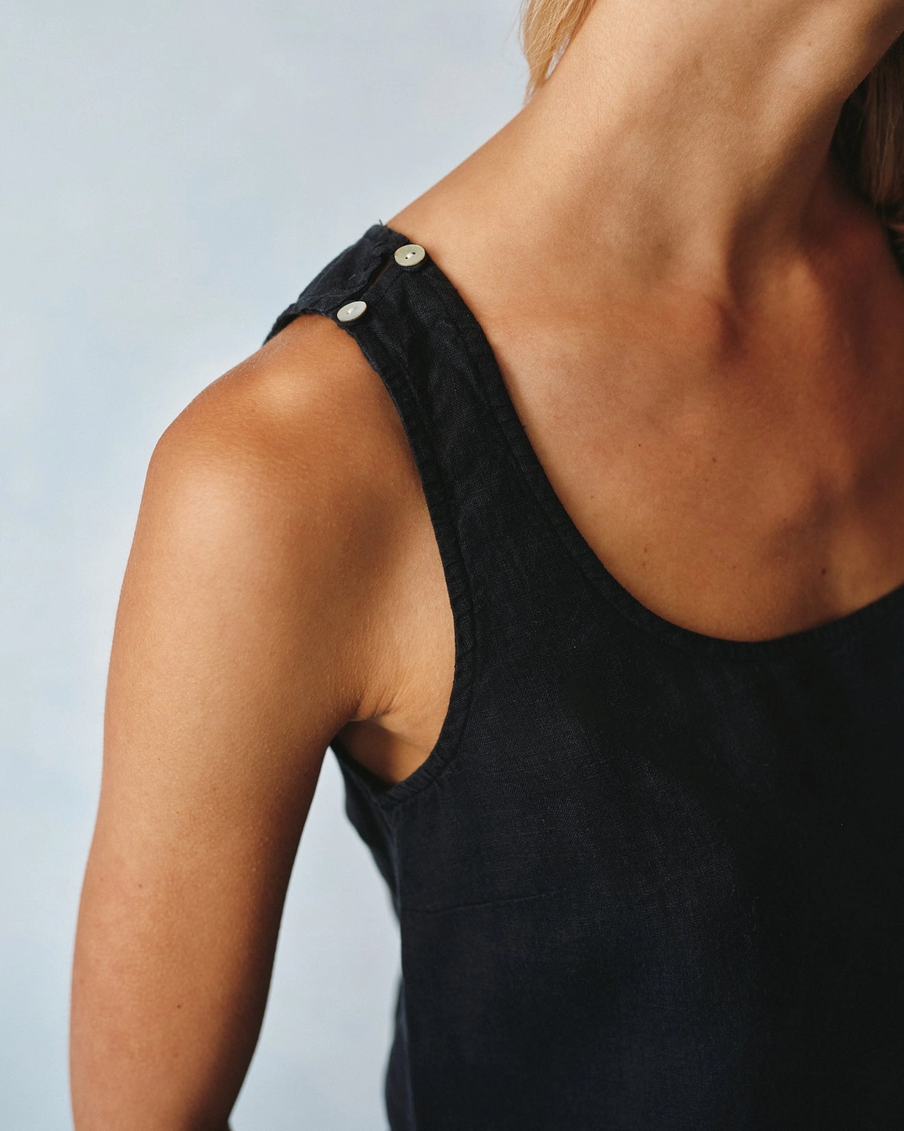 Linen Scoop Neck Tank - Black
