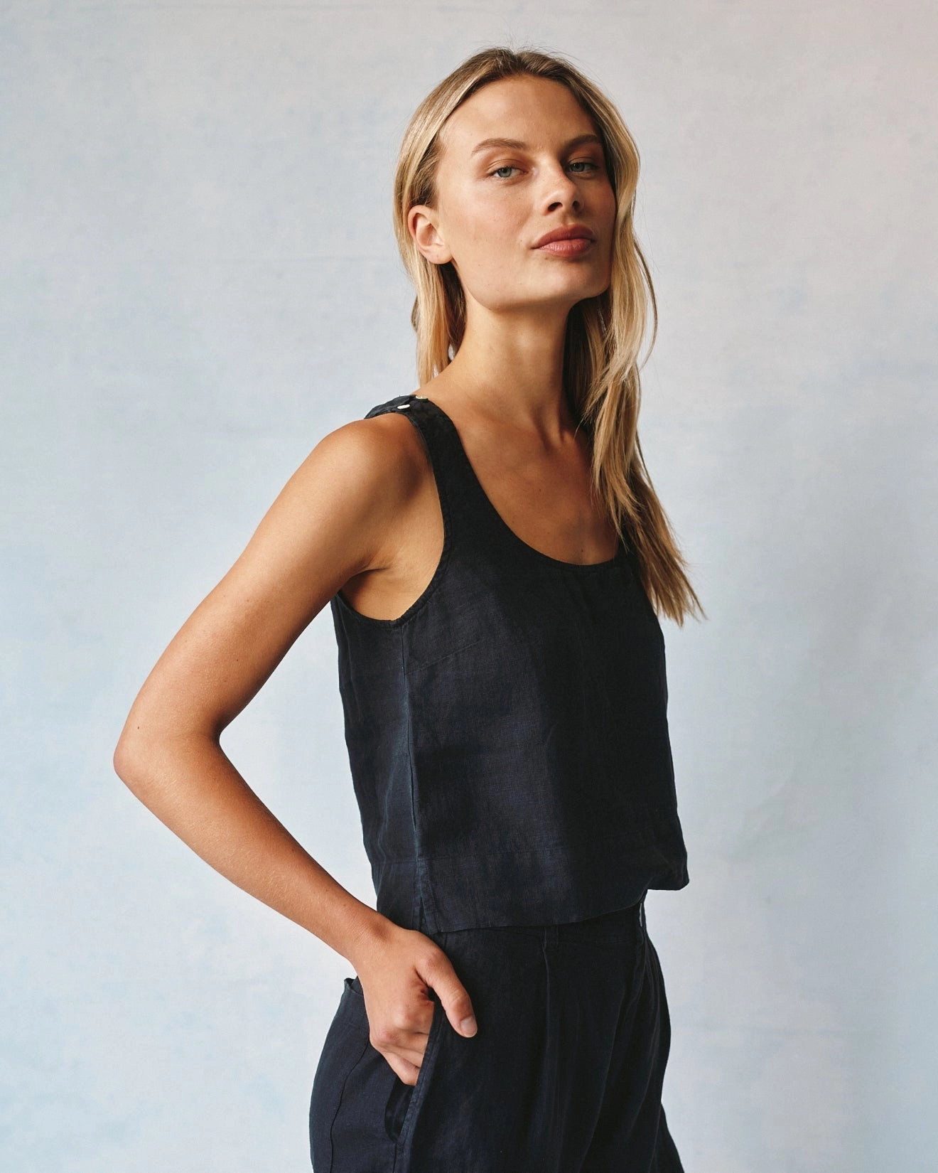 Linen Scoop Neck Tank - Black