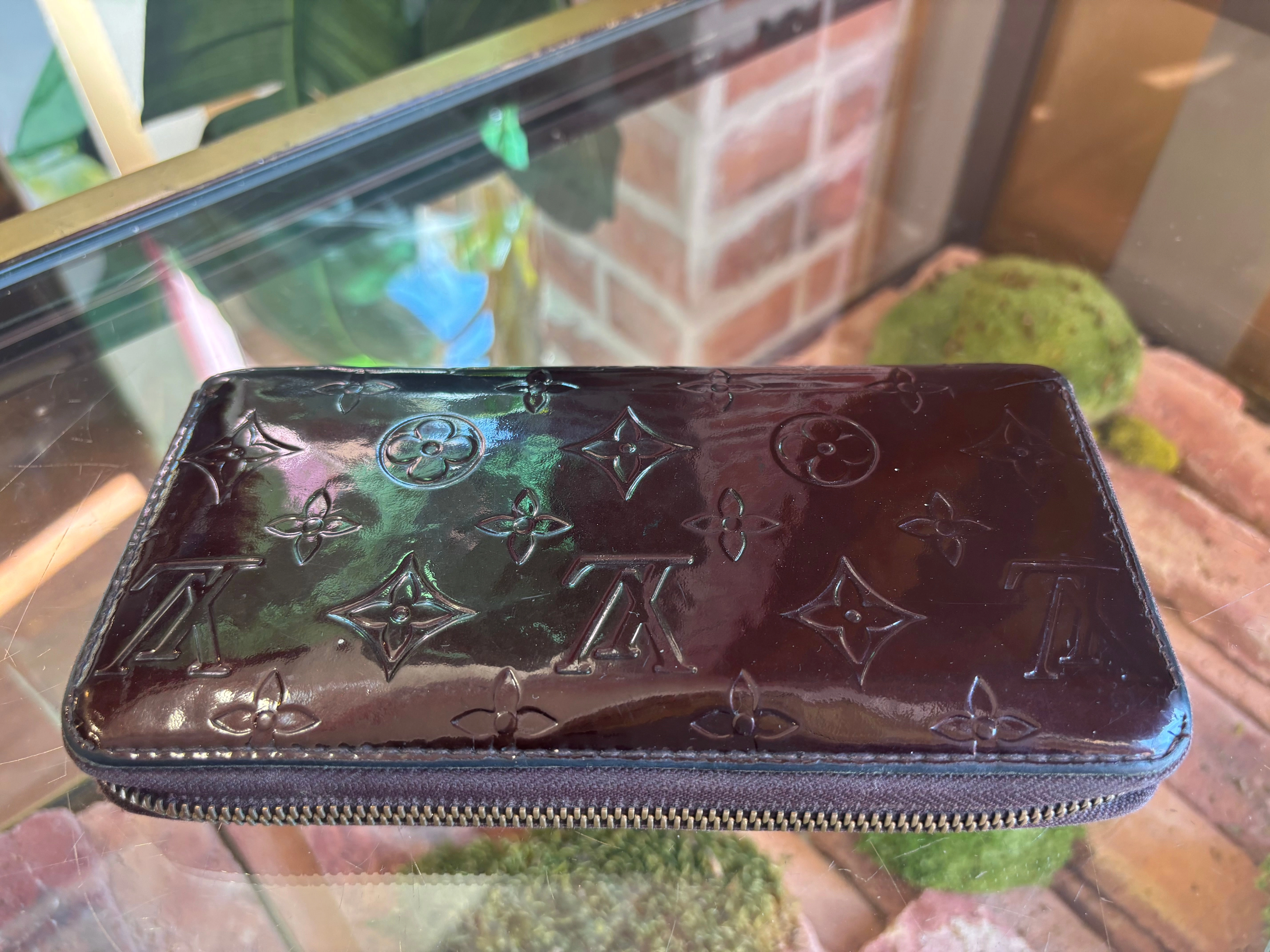 LOUIS VUITTON Amarante Vernis Zippy Wallet