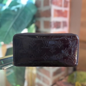 LOUIS VUITTON Amarante Vernis Zippy Wallet